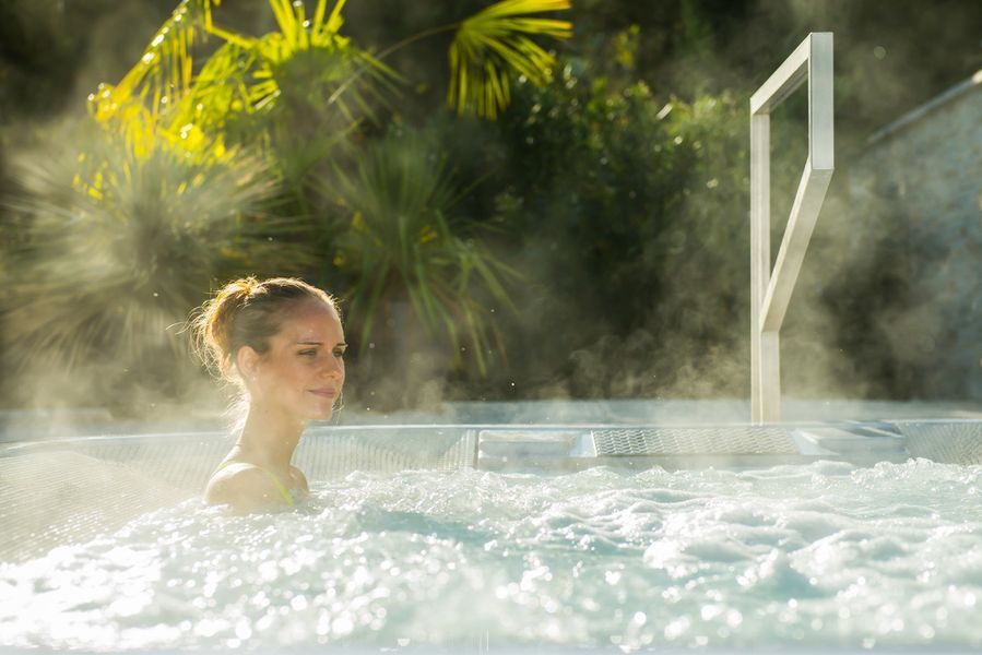 Jacuzzi Massage Anti Stress En Piscine Dans Le Vaucluse Malaucene Spa Ventoux Provence